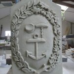 blason en tuffeau, thématique vigneron pour un chien assis